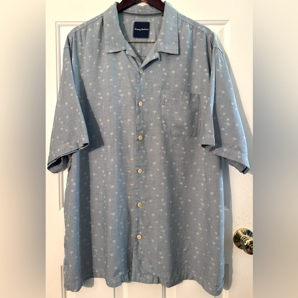 TOMMY BAHAMA Men’s 1XB 100% Silk Light Blue Palm Tree Button Up Short Sleeve - Picture 1 of 15